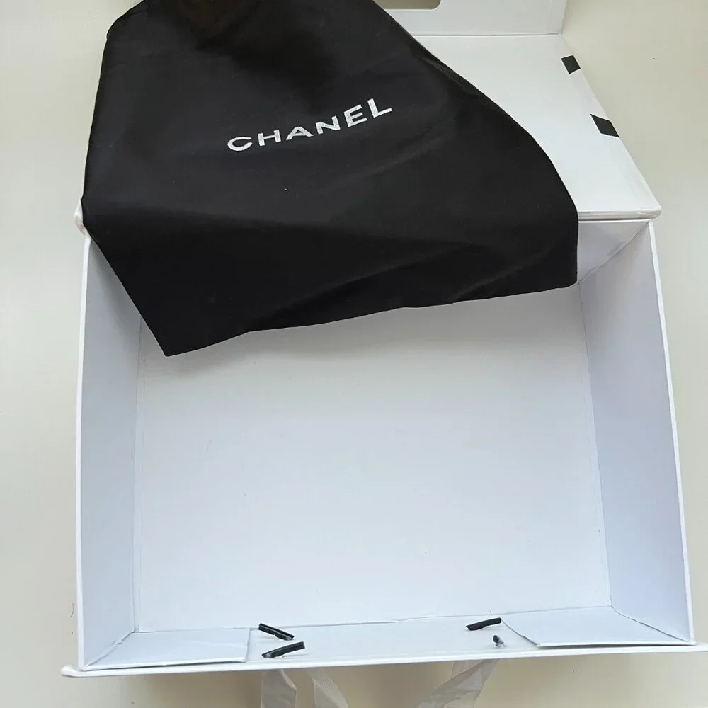 Empty Chanel Box with handles and dustbag - Picture 11 of 13
